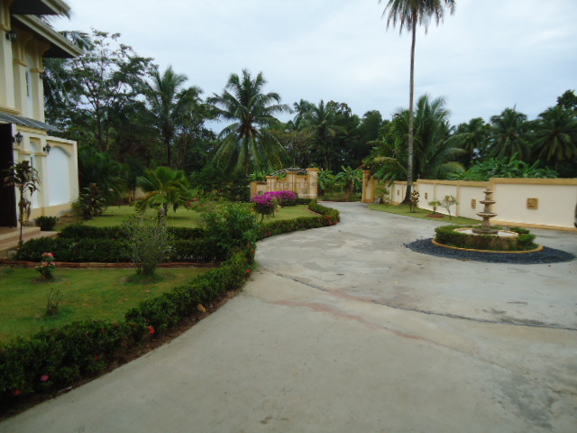 Lipa Noi Villa driveway
