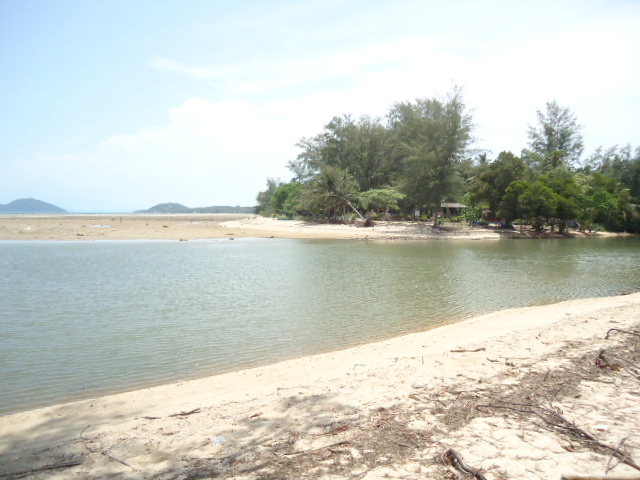 3 Rai of beach land in Laem Set