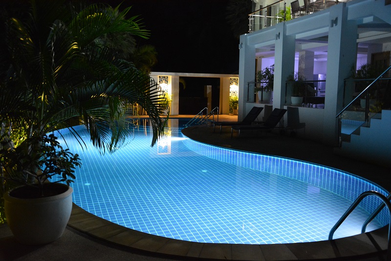 Villa Baan Khaw - pool at night
